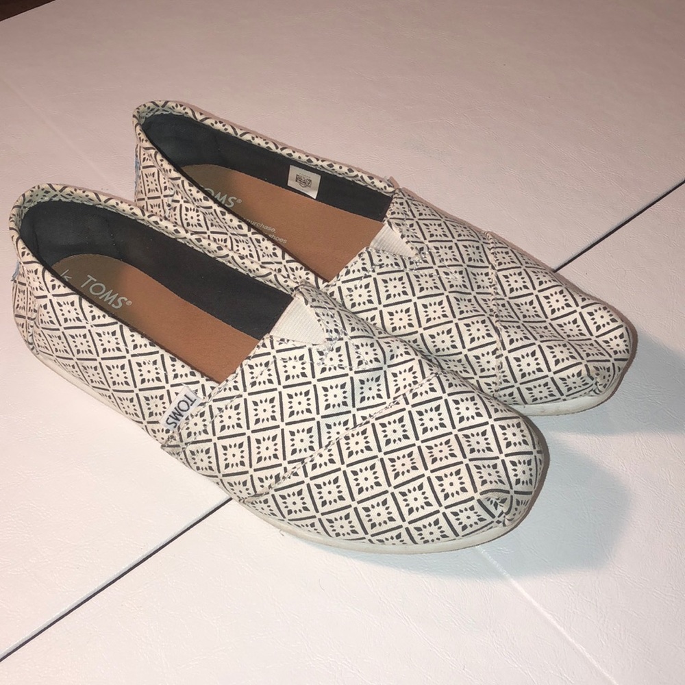 Women’s white size 8 Toms Argyle/Diamond print